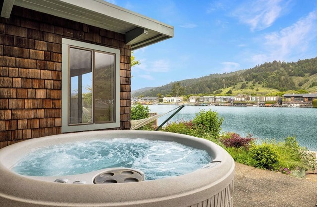 Waterfront home w/dock & hot tub