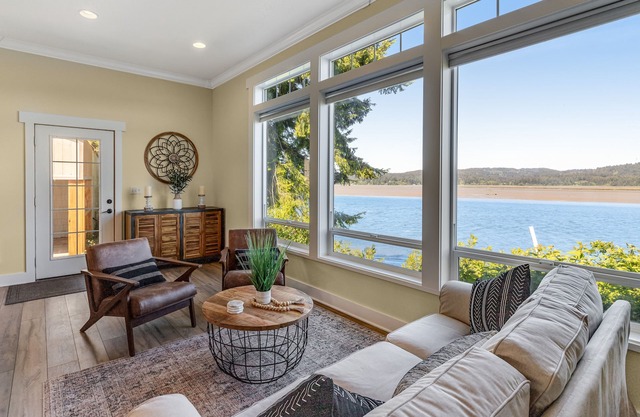 Waterfront home with amazing views & hot tub - public water access 1 mile away