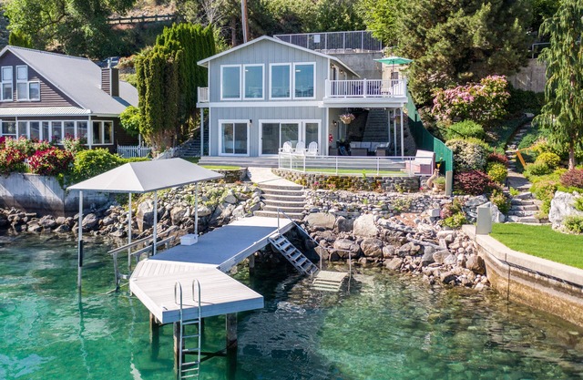 WATERFRONT HOME WITH PRIVATE DOCK AND BOAT LIFTnSTR # 00536