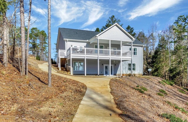 Waterfront Lake Hartwell home with dock in place! 30 min to Clemson