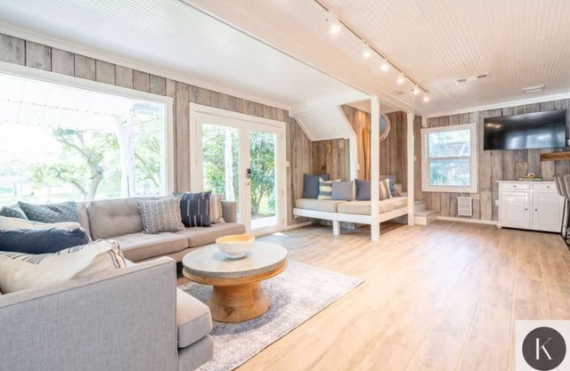 Waterfront Lakehouse in McQueeney with AC, WiFi… Sleeps up to 17