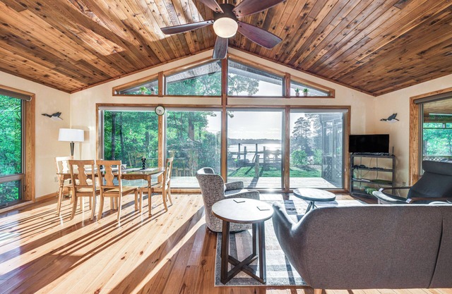 Waterfront Lancaster Cabin ~ 10 Mi to Kilmarnock!