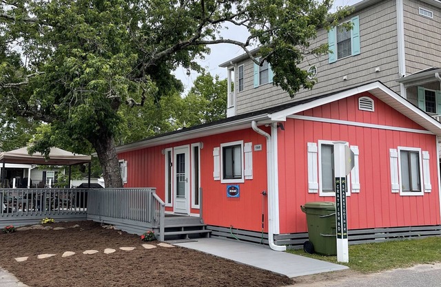 Waterfront, Large deck, Pet friendly, Golf cart.