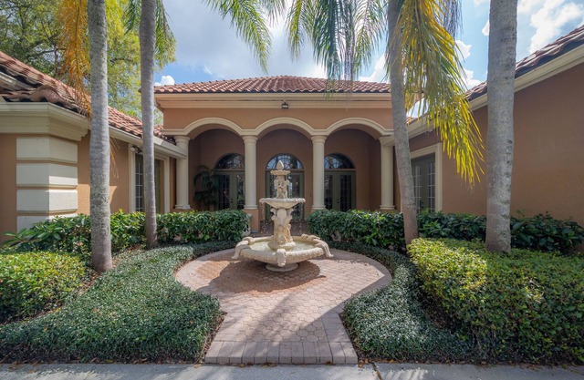 Waterfront Luxury Stay-Pool-Hot Tub-Kayaks & Sunset Views on Lake Magdelene