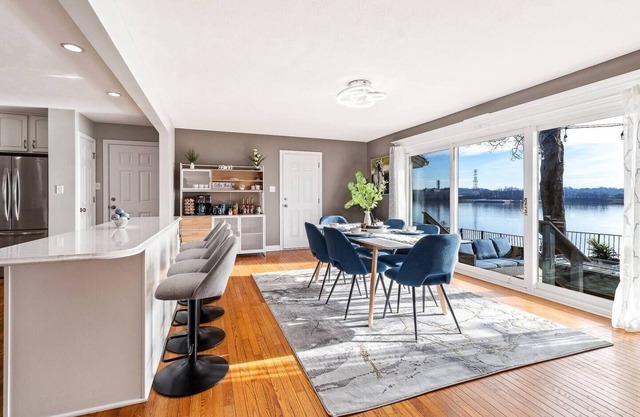 Waterfront*Newspaper featured*Views*Pets*Theater*Hot Tub*Sauna*Luxe Amenities