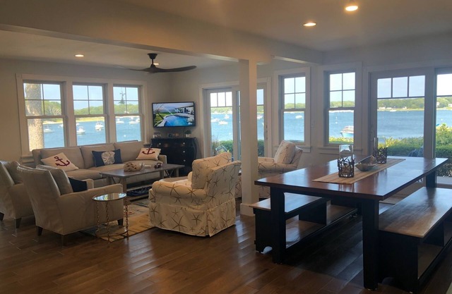 Waterfront oasis 2 master suites, 3 private decks, close to beach & shopping