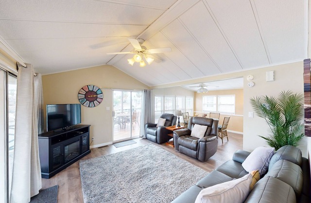 Waterfront Park Model Home w/boat slip & shared pools, hot tub,tennis, gym