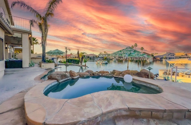 Waterfront, Pool, Sauna, Boat, Luxury living, low price! 30 Night Min.