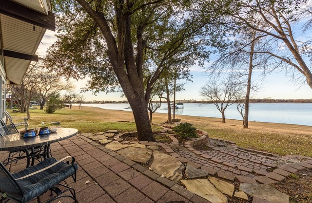 WaterFront Rentals Lake Lewisville- Lake Houses near each other