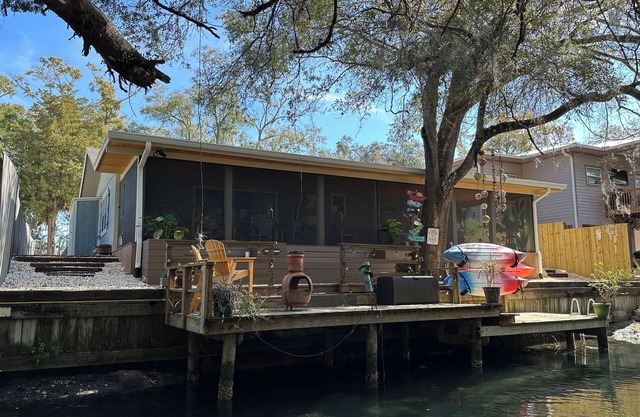 Waterfront screened in deck, Canoe, Kayaks & wildlife with river & ocean access