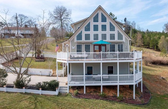 Waterfront Vista at White Oak Cove: Majestic Water Views of Douglas Lake & the Smoky Mountains