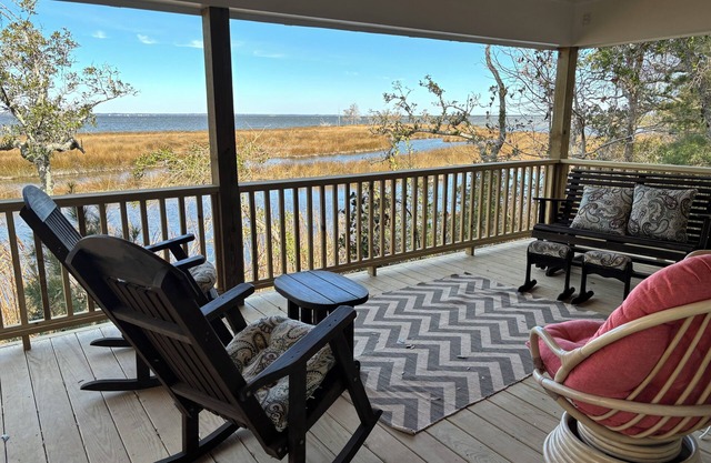 Waterfront Waterway Home in Beaufort on the Neuse River, Family and Pet friendly