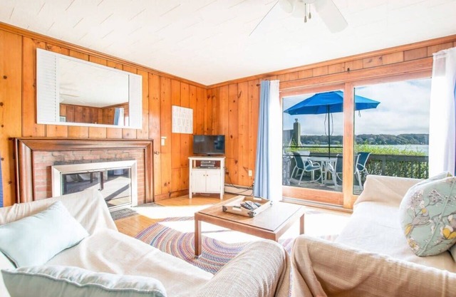 Waterfront with Amazing views! Dog Friendly!