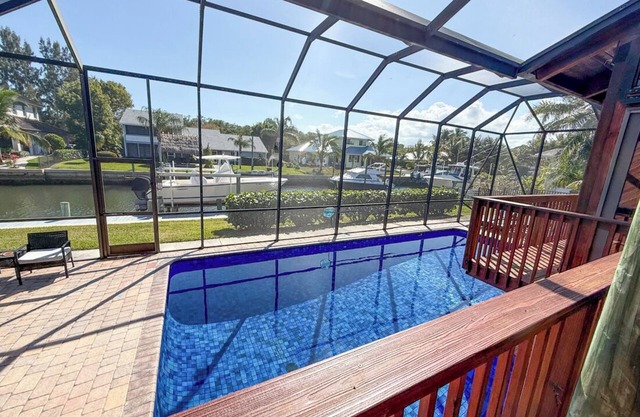 Waterfront with boat dockage and pool - Bring your boat/fish off the dock!