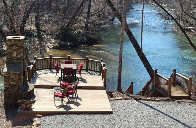 WATERSIDE CABIN on river/13 acres. Hot-tub. Near wineries, weddings & more