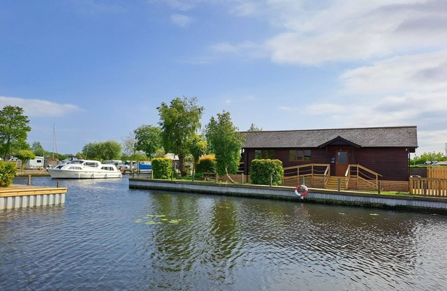 Waterside River Retreat - sleeps 6 guests in 3 bedrooms