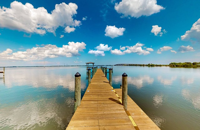 Waterview home and attached studio , w/boat ramp, pier, BBQ, A/C, WiFi
