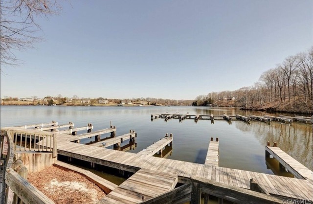 Waterview Lake Anna home, boat slip, beach, fire pit, 1-acre, deck
