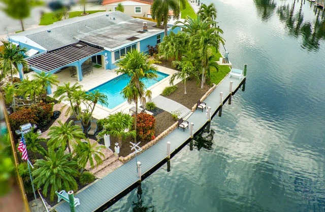 Waterview Zen with Large Pool and Outdoor TV