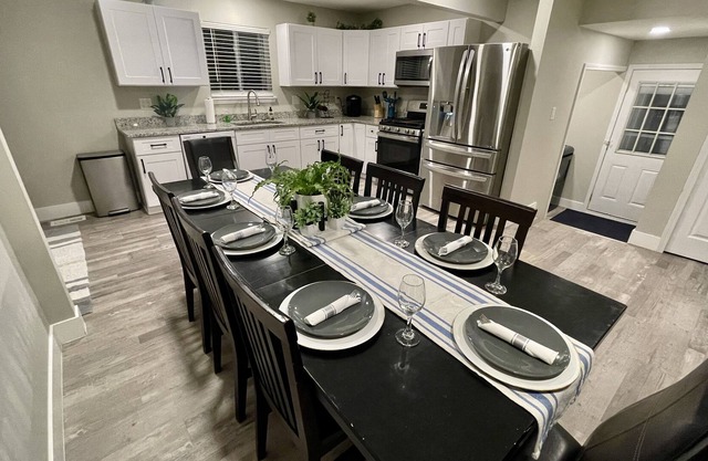 Watkins Lake Retreat - 5 Bedroom Up to 24 Guests!