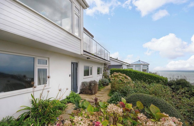 WAVES EDGE, pet friendly, country holiday cottage in Downderry