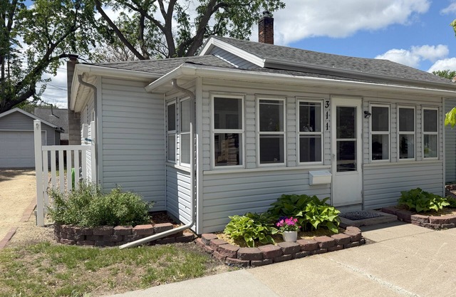 WEEKLY & MONTHLY DISCOUNTS! - Lake City Cottage - one block to the beach!