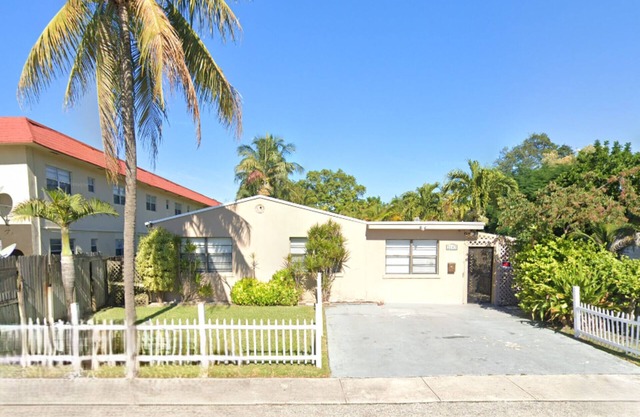 Welcome! Charming five-bedroom retreat away from home; comfort & relaxation!nn