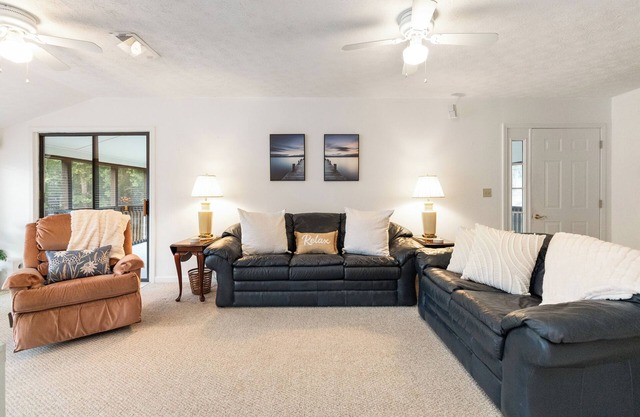 Welcome to A Glimpse of the Lake – Your Ideal Lakeside Retreat