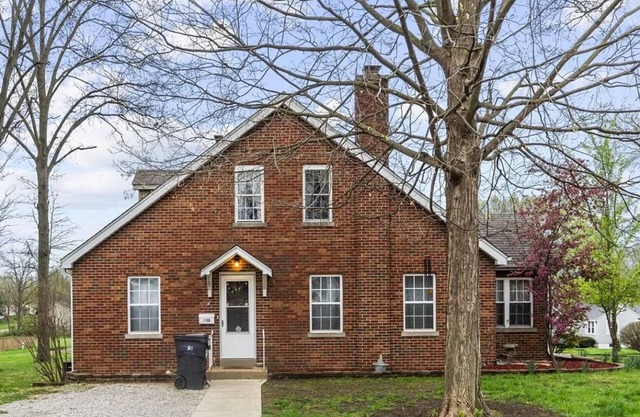 Welcome to a quiet and charming 2-bedroom duplex with lots of amenities