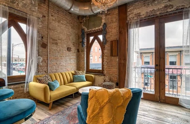 Welcome to Black Palace-B! A beautiful downtown loft with easy access to everyth