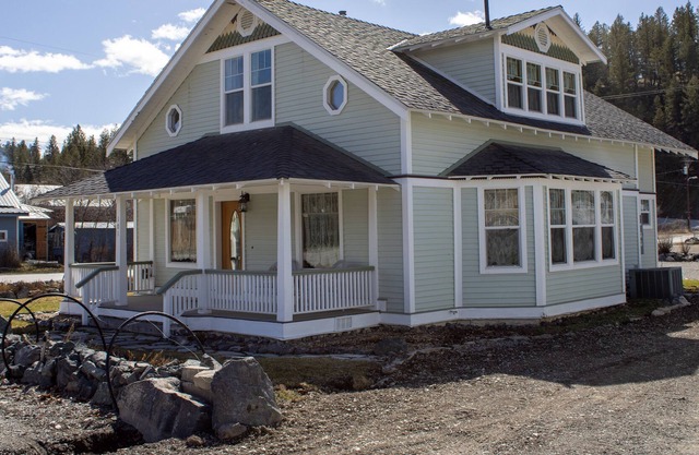 Welcome to Comfy Cottage! 4 br/ 3 bath home on the edge of town by the river!