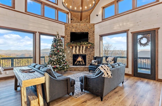 Welcome to Dancing Fox! Luxury 7BR, Indoor Pool, Fire Pit, Wow Views!