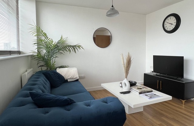 Welcome to our stylish service apartment located in the heart of the Birmingham!