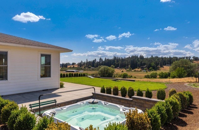 Welcome to Oz: A Vibrant Extended Stay Vineyardside Estate!