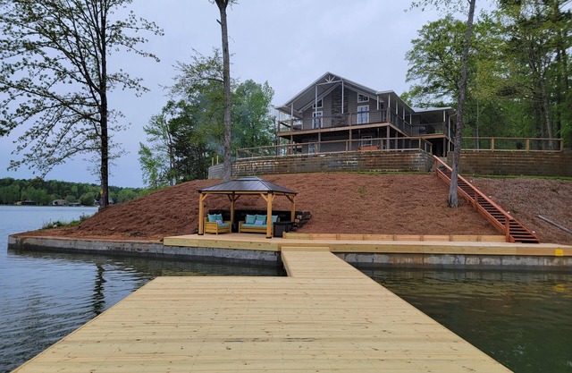 Welcome to Paradise: Stunning Lakefront Home on Lake Martin!