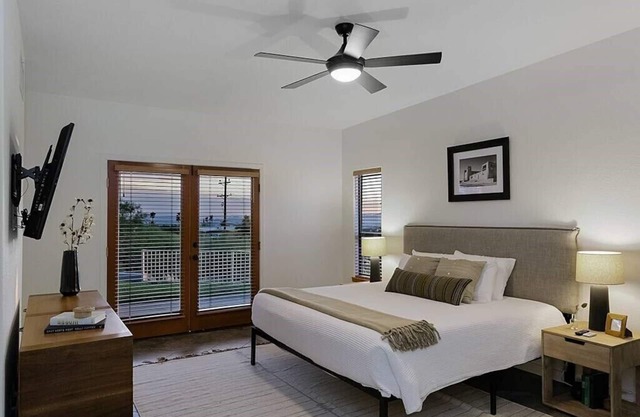 Welcome to the Hokum House! Incredible city and mountain views.
