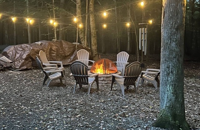 Welcome to the charming Boathouse Chalet located near Lake Wallenpaupack in WLE