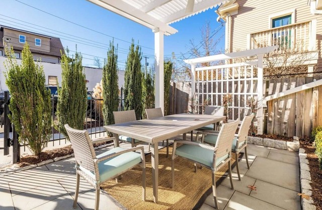 Welcome to the private luxurious cottage by Yale. Unique and the only one of it’s kind, gives you the best of both worlds…the charm of a cozy cottage, combined the luxury of a 5 Star hotel. The cottage is well located next to the Science Park,