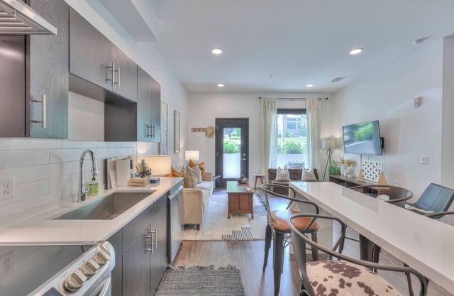 Welcome to your Nashville getaway! This modern 1-bedroom, 1-bath condo is located in the heart of Downtown, 1.2 miles from Broadway’s live music, incredible dining, and local attractions. Perfect for couples, solo travelers, or business.