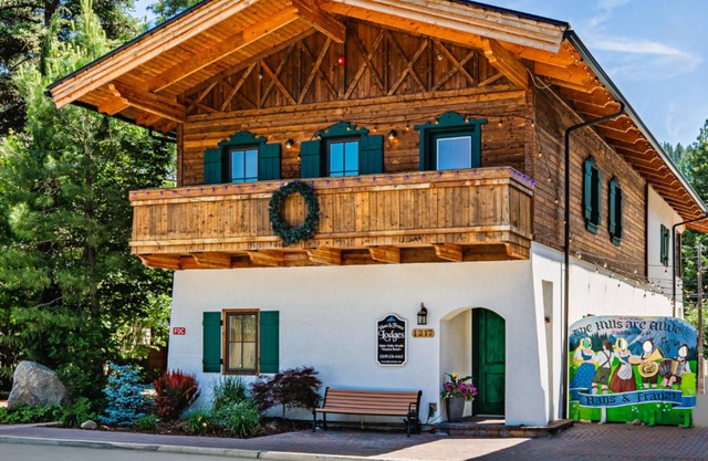 Welcome To Your Perfect Group Retreat! Sleeps up to 26 Hot Tub Pet Friendly!