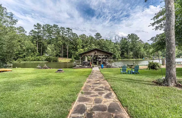 Welcoming 6-bedroom house with AC in charming Eatonton