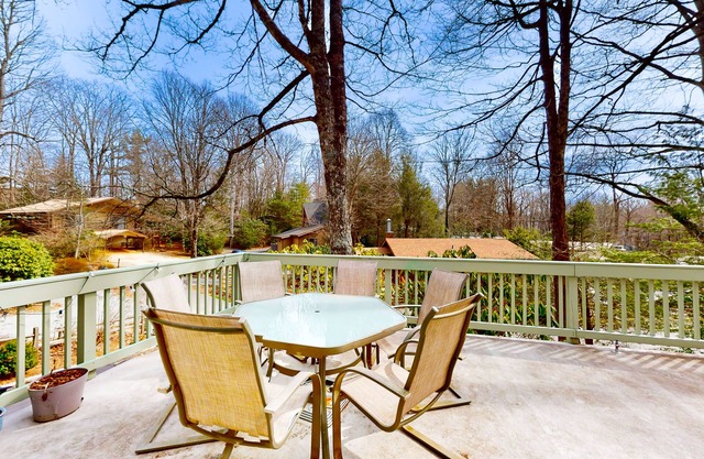 Welcoming cottage with fireplace, tennis court, pool, deck, W/D, & kitchenette