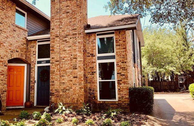 Well appointed, Recently Updated, Open Concept , Downtown Dallas. Dogs welcome!