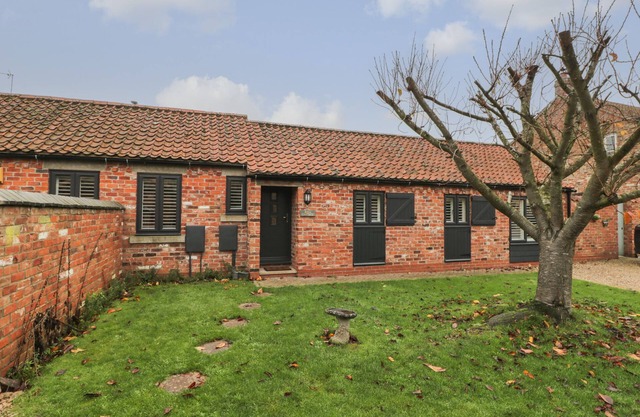 WELL COTTAGE, family friendly, with hot tub in Leven Near Beverley