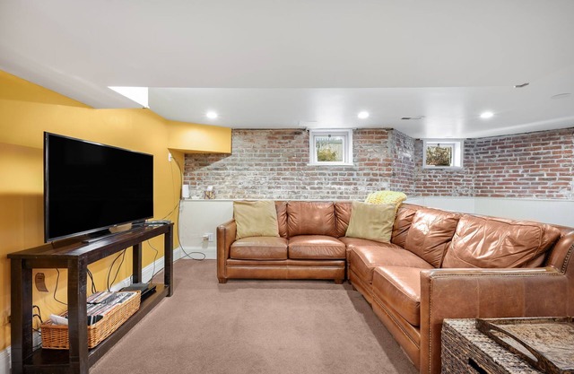 Well equipped 1-bedroom basement apartment/private entrance, AC, WiFi Denver