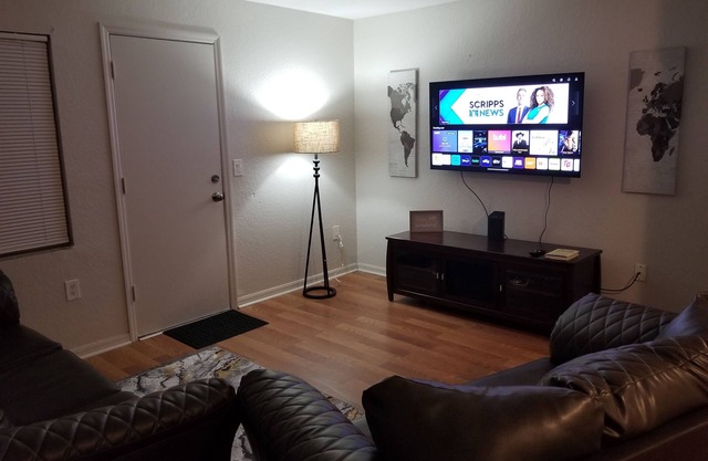 Well Equipped 2-BR/1.5 BA Townhome, AC, WiFi, TVs, Pest Ctrl in Gainesville, FL