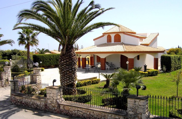 Well equipped villa in Spanish style, Marispica