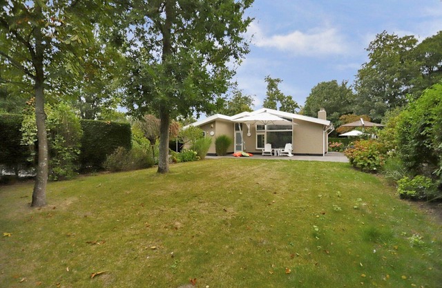 Well-kept bungalow with large fenced garden in a quiet park