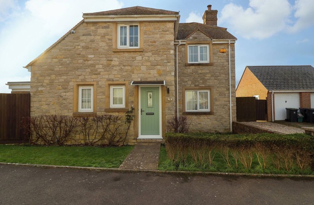 WEST BAY HOLIDAY HOME, pet friendly, with open fire in West Bay