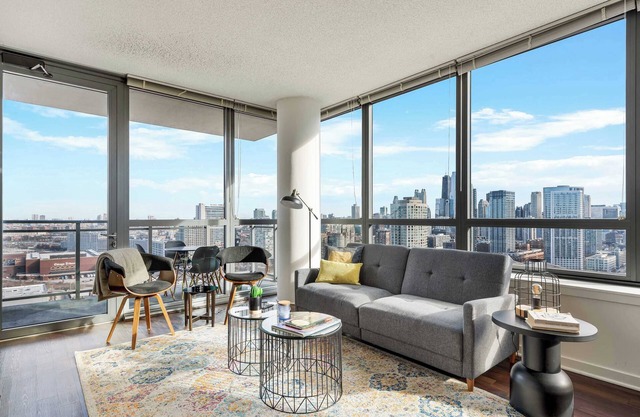 West Loop Luxe 2BR: Balcony, Skyline Views